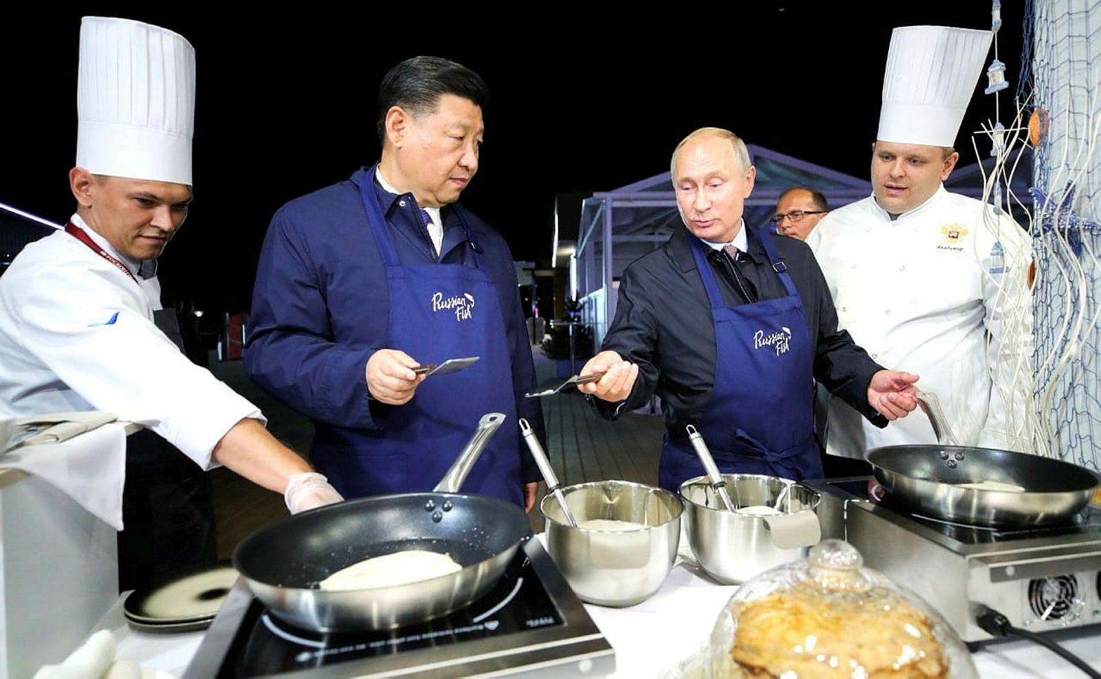 Vladimir Putin ve Şi Cinping krep hazırladı