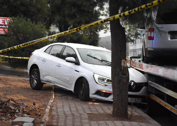 İzmir’de dehşet! Kaza yapan arabanın içinden dehşet çıktı