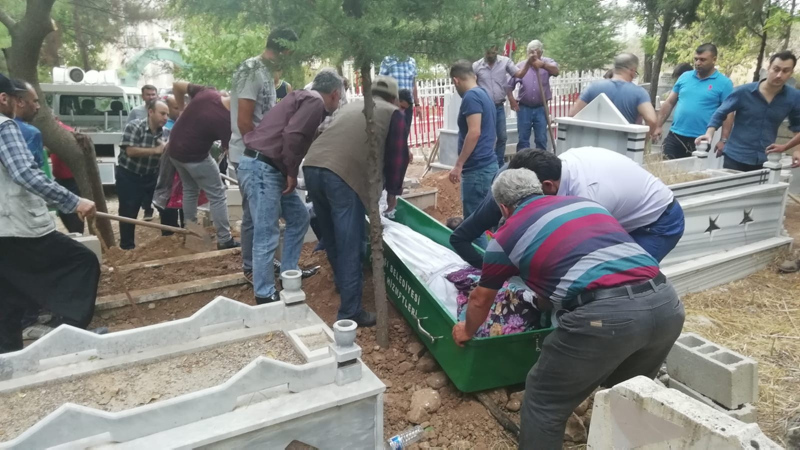 Adıyaman’da cenazeler morgda karışınca mezarlar açıldı
