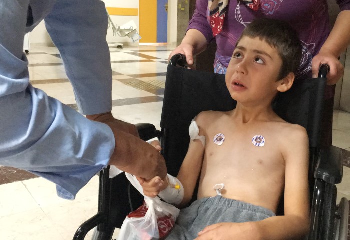 Halı yıkayan çocuk, başına isabet eden mermiyle yaralandı