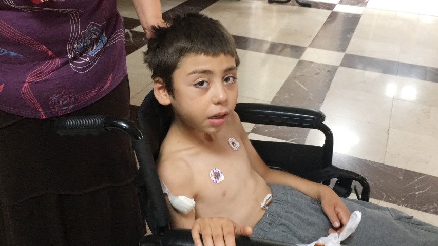 Halı yıkayan çocuk, başına isabet eden mermiyle yaralandı