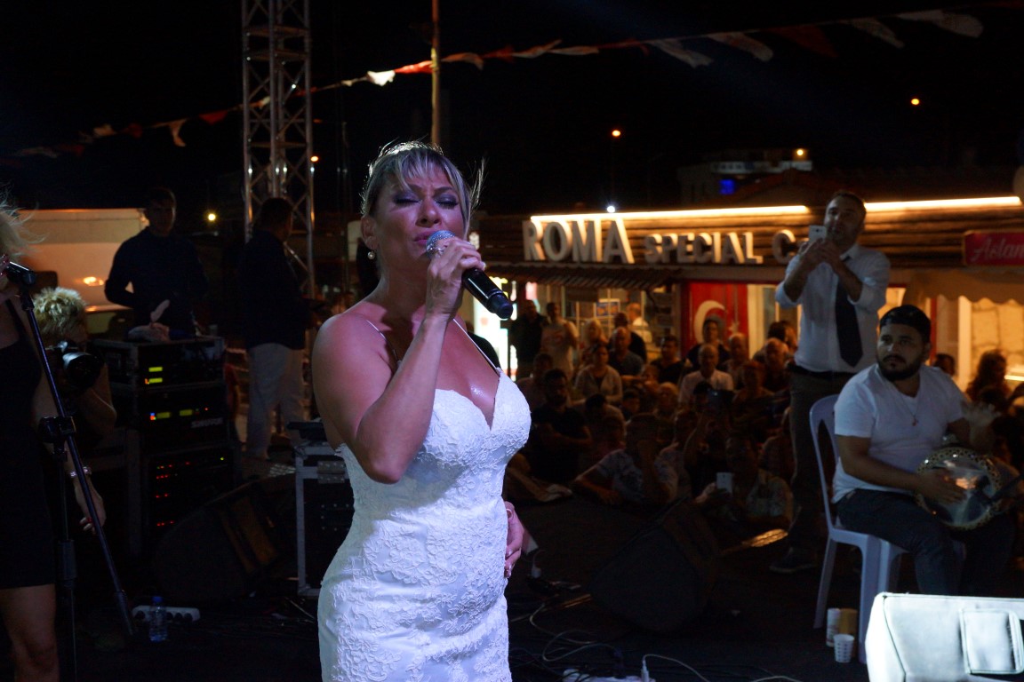 Şarkıcı Zeynep konser verdiği sahnede evlendi