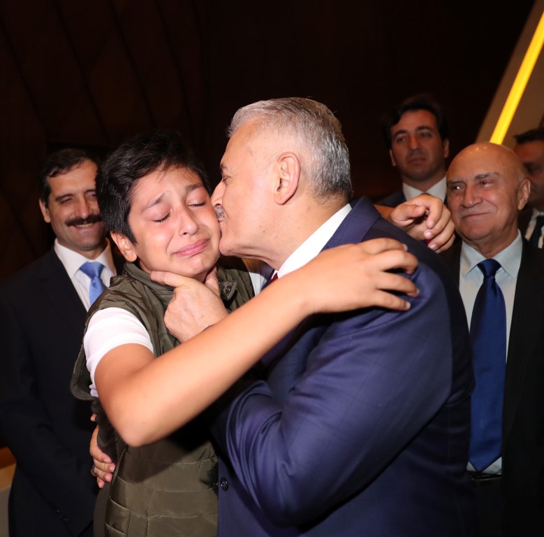 Azerbaycan’da duygusal an: TBMM Başkanı Binali Yıldırım’a sarılıp ağladı