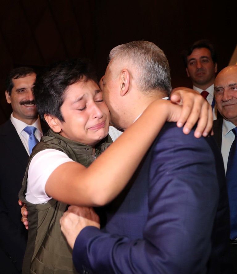 Azerbaycan’da duygusal an: TBMM Başkanı Binali Yıldırım’a sarılıp ağladı