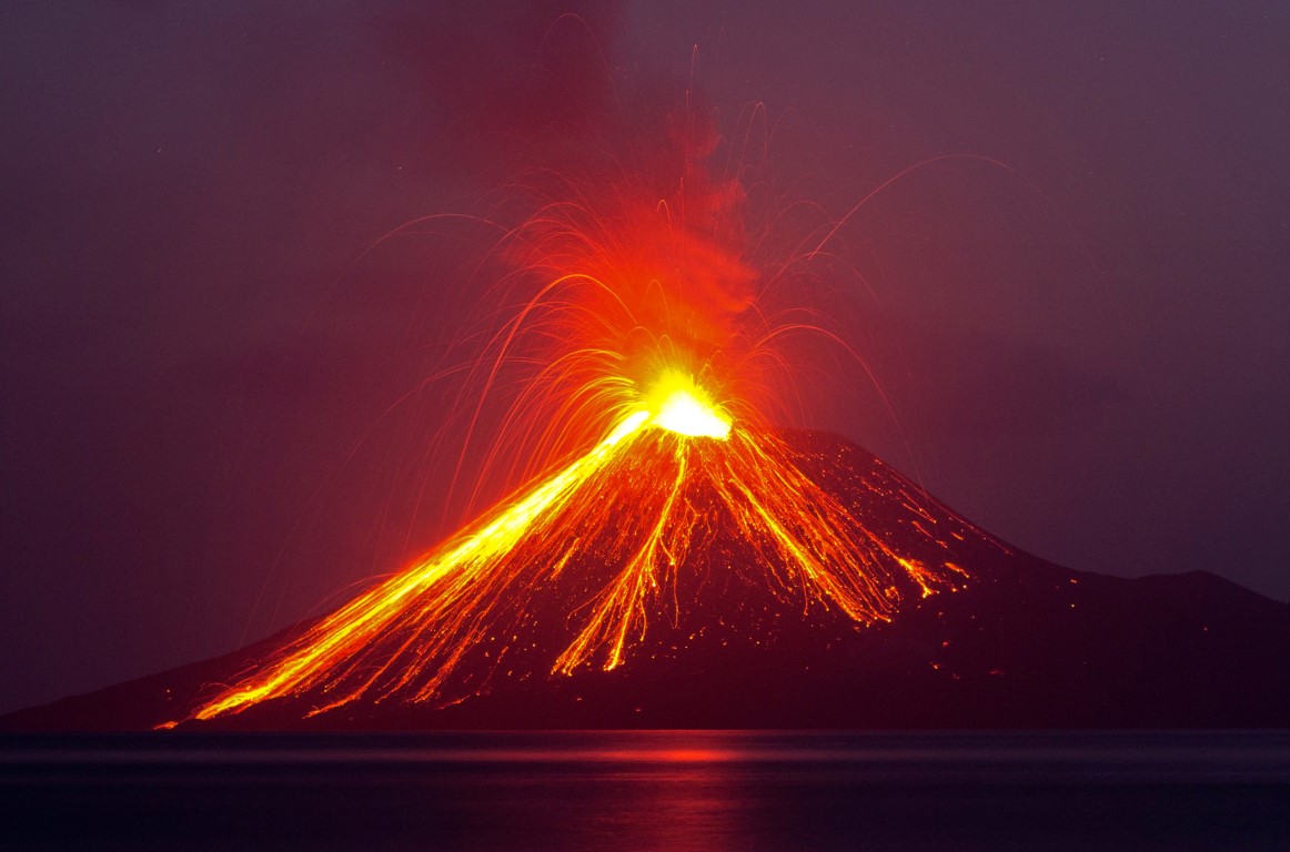 Anak Krakatau Yanardağı cuma gününden bu yana 44 kez patladı
