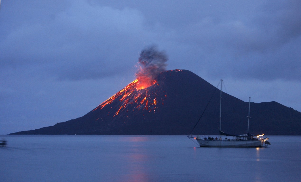 Anak Krakatau Yanardağı cuma gününden bu yana 44 kez patladı