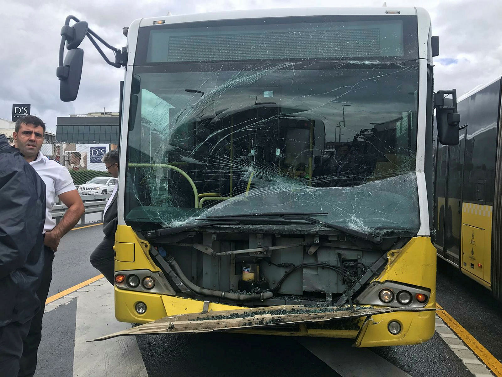 Okmeydanı’nda 2 metrobüs çarpıştı