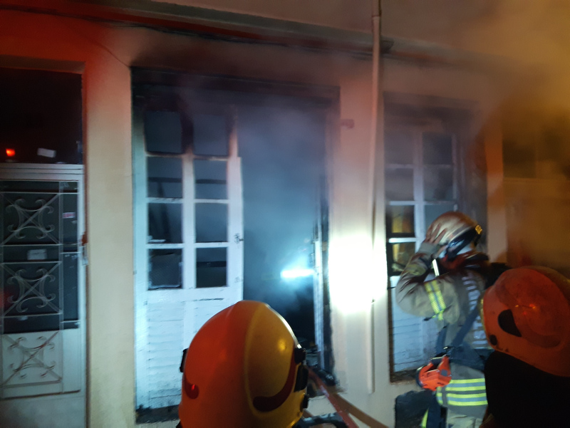 İtfaiye eri Türk Bayrağını cebine koydu