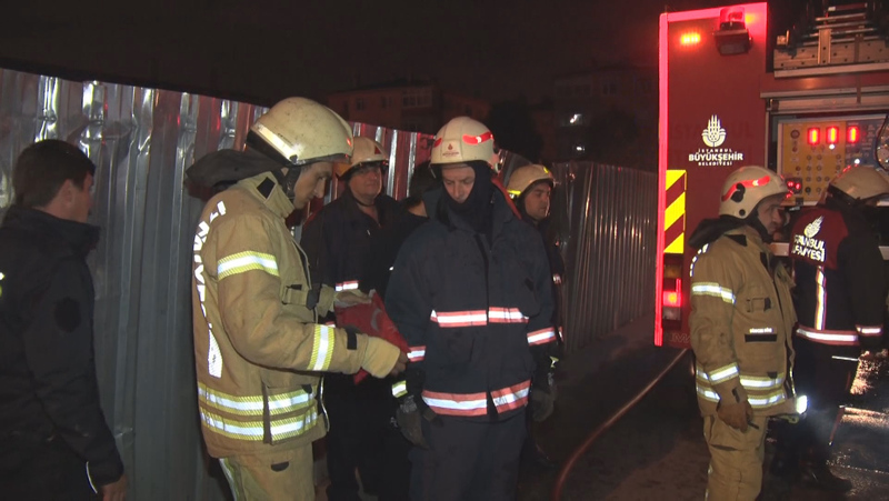 İtfaiye eri Türk Bayrağını cebine koydu