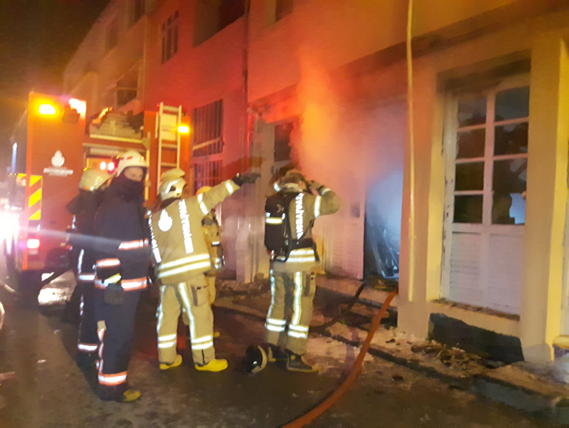 İtfaiye eri Türk Bayrağını cebine koydu