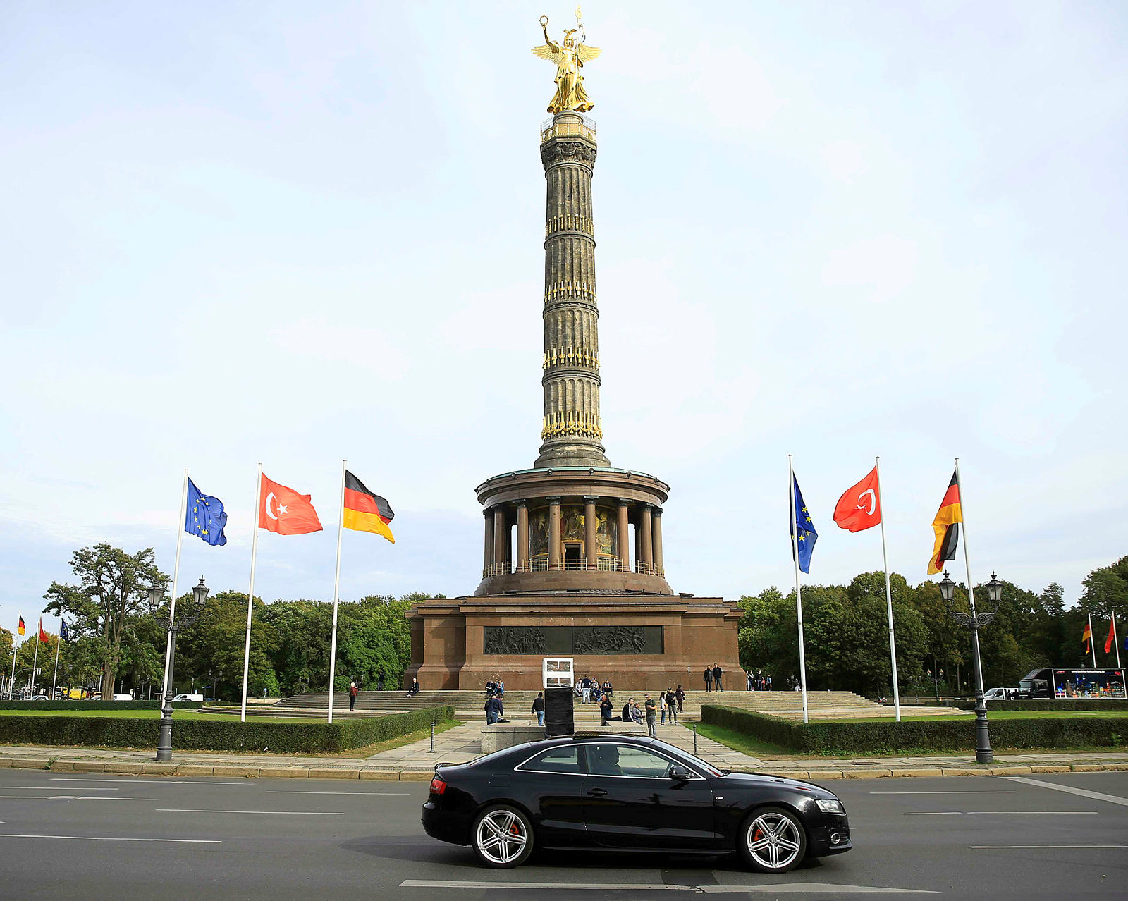 Başkan Erdoğan’ın Almanya ziyareti: Cadde ve meydanlar bayraklarla süslendi