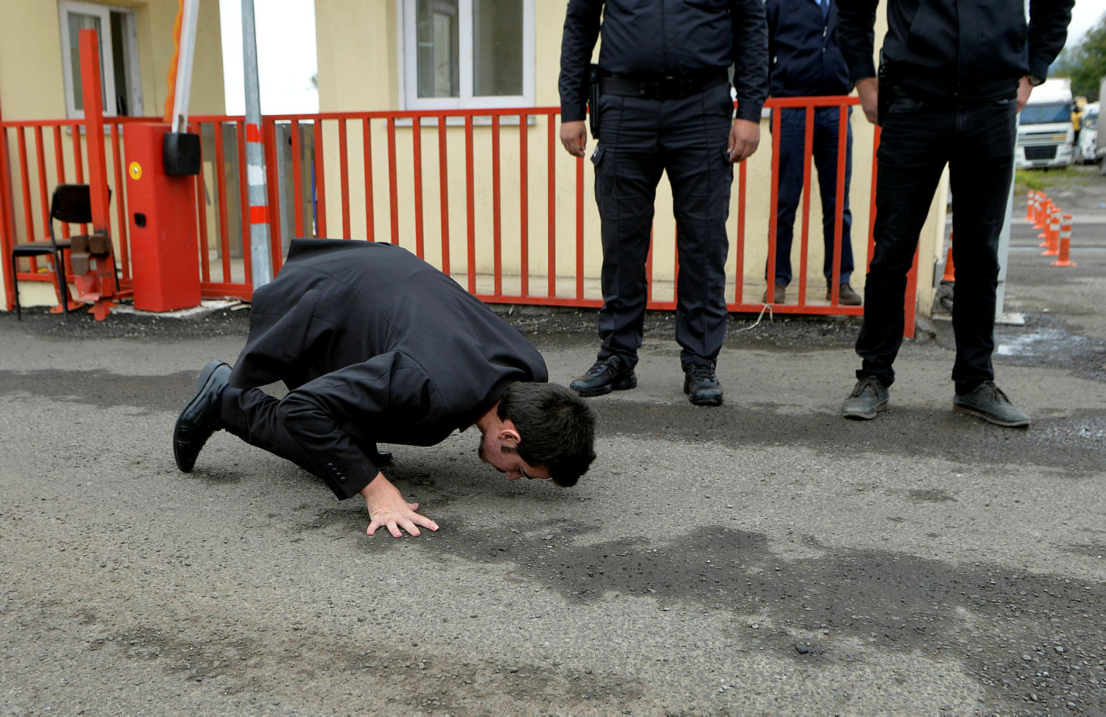 Ermenistan’da gözaltına alınan Umut Ali Özmen Türkiye’ye girişte toprağı öptü