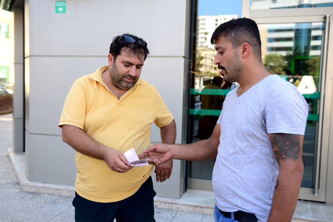 Taksi şoförü Abdullah Öngüç ATM’^de bulduğu binlerce lirayı sahibine teslim etti