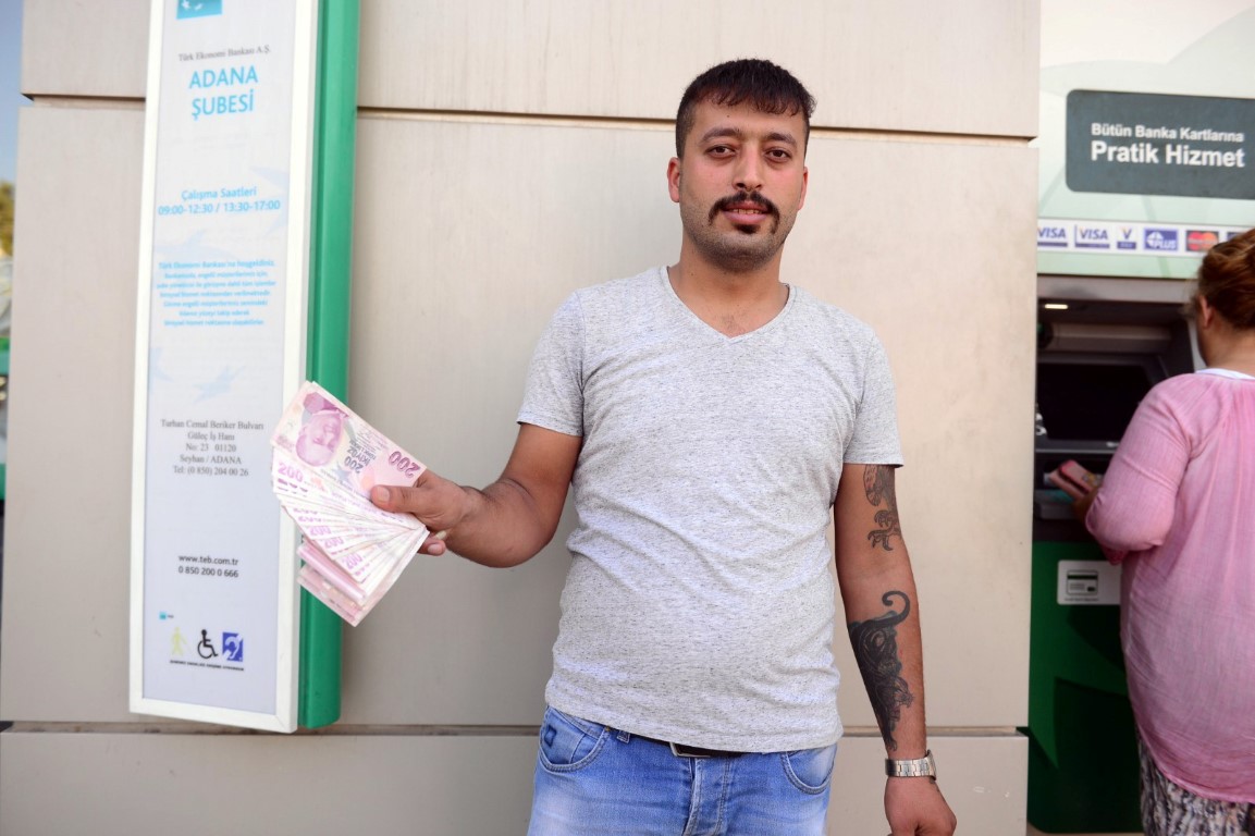 Taksi şoförü Abdullah Öngüç ATM’^de bulduğu binlerce lirayı sahibine teslim etti