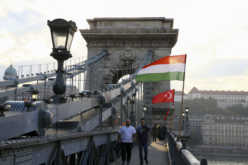 Macaristan Türk bayraklarıyla süslendi!