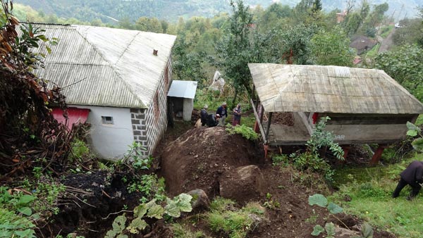 Trabzon’da şoke eden olay! 100 tonluk kaya evin yanına düştü
