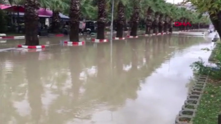 Silivri yağmur sonrası sular altında kaldı! Meteoroloji’den İstanbul için yeni uyarı