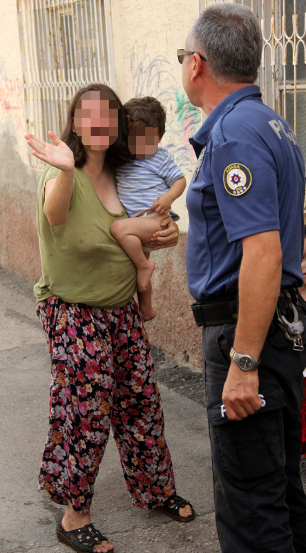 Adana’da çocuklarına şiddet uygulayan anne mahalleliyi isyan ettirdi