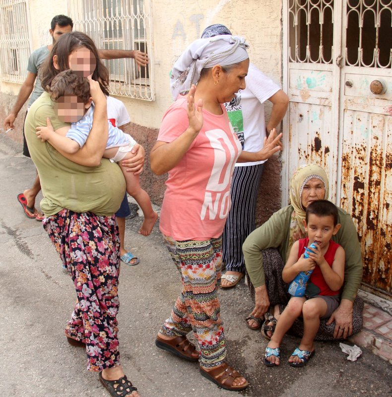 Adana’da çocuklarına şiddet uygulayan anne mahalleliyi isyan ettirdi