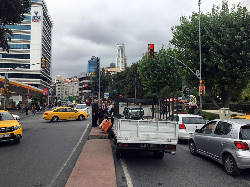 İstanbul’da korkunç olay! Yoldan karşıya geçen hamile kadının üzerine motosiklet devrildi