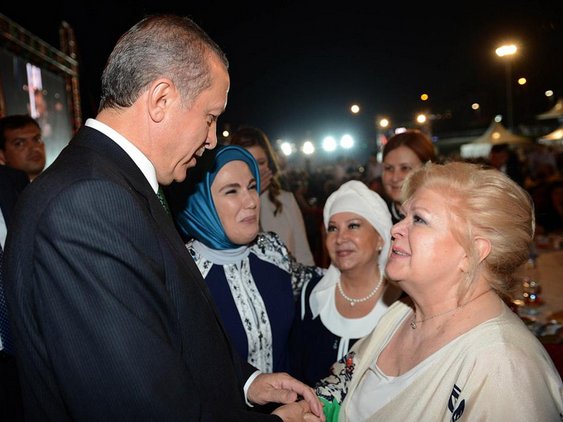 Neşe Karaböcek’ten Erdoğan’a büyük övgü: Kimse sarsmaya kalkmasın