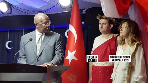 Yunan kıyafeti giyen Kampala Büyükelçisi Ayşe Sedef Yavuzalp geri çağrıldı