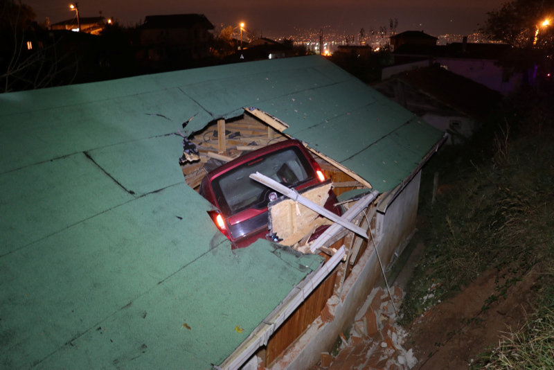 Araç eve çatıdan girdi mahalleli ayağa kalktı!