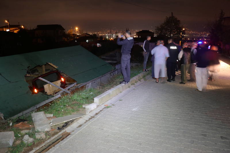 Araç eve çatıdan girdi mahalleli ayağa kalktı!
