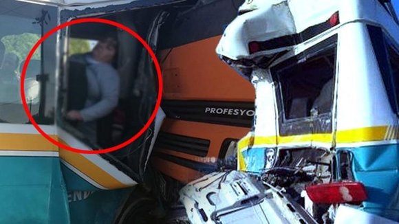 İzmir’de feci kaza! Kamyon, yolcu minibüsüne çarptı: 3’ü ağır 13 yaralı