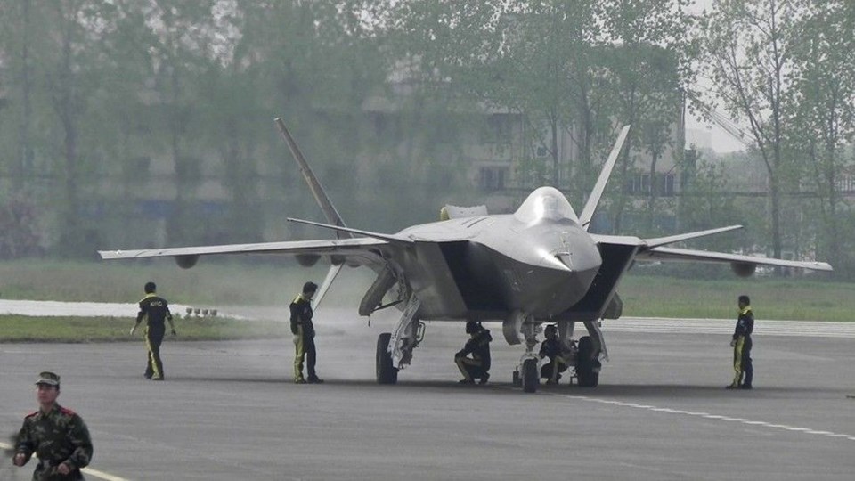 Çin yeni ’hayalet uçağı’ ile gövde gösterisi yaptı!