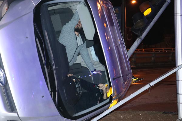 Araçta sıkıştığını unutup tehditler savurdu