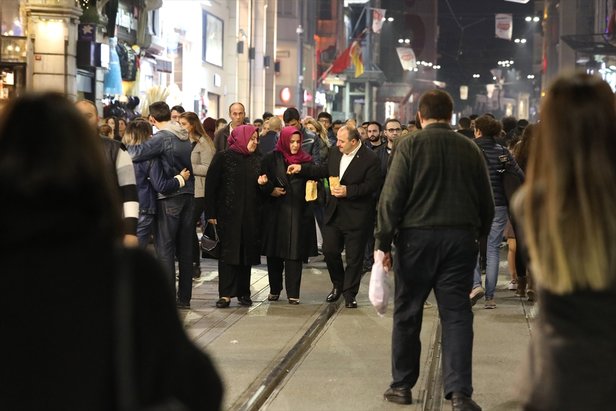 Bakan Varank ve Selçuk İstiklal caddesinde yürüyüş yaptı .