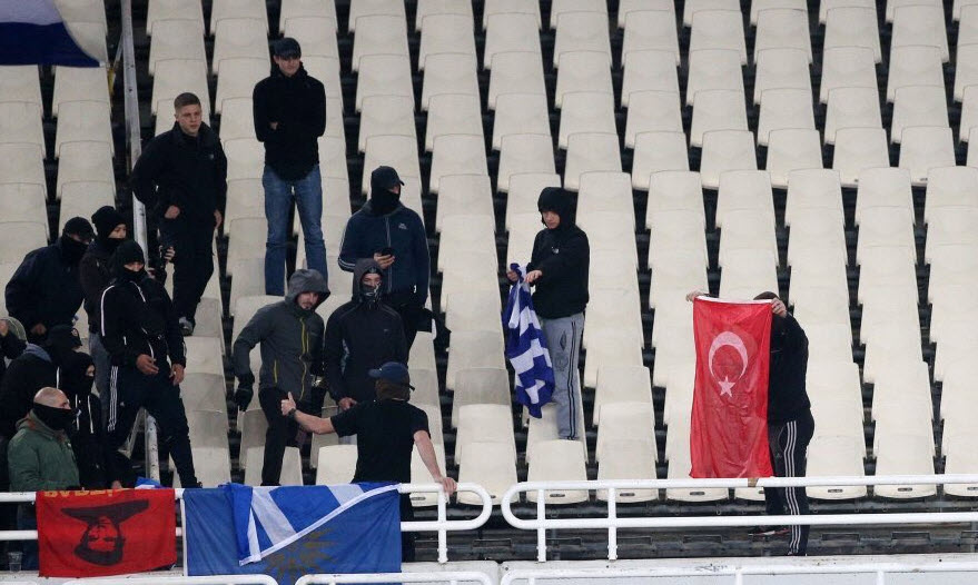 Yunan taraftarlar Türk bayrağı yaktı