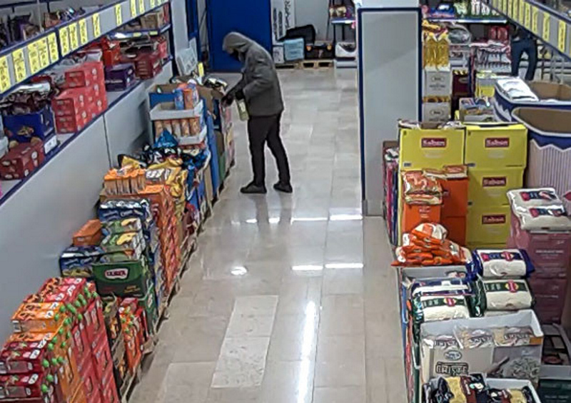 Adana’da bir hırsız market kasasını çikolata ile soydu