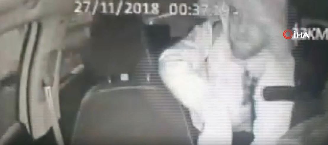 Korkunç cinayet kamerada! Takside dehşet anları