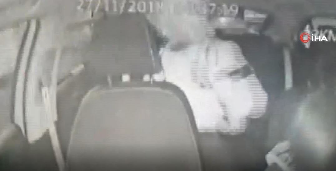 Korkunç cinayet kamerada! Takside dehşet anları