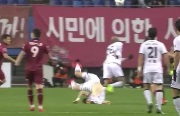 Yeşil sahada korkutan olay! Güney Koreli futbolcunun boynu kırıldı...