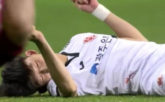 Yeşil sahada korkutan olay! Güney Koreli futbolcunun boynu kırıldı...