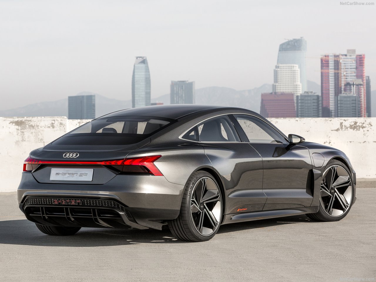 Audi 2018 e-tron GT concept otomobilini resmen duyurdu