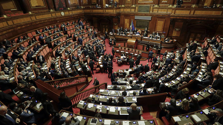 İtalya meclisinde büyük skandal! Cinsel ilişkiye girdiler