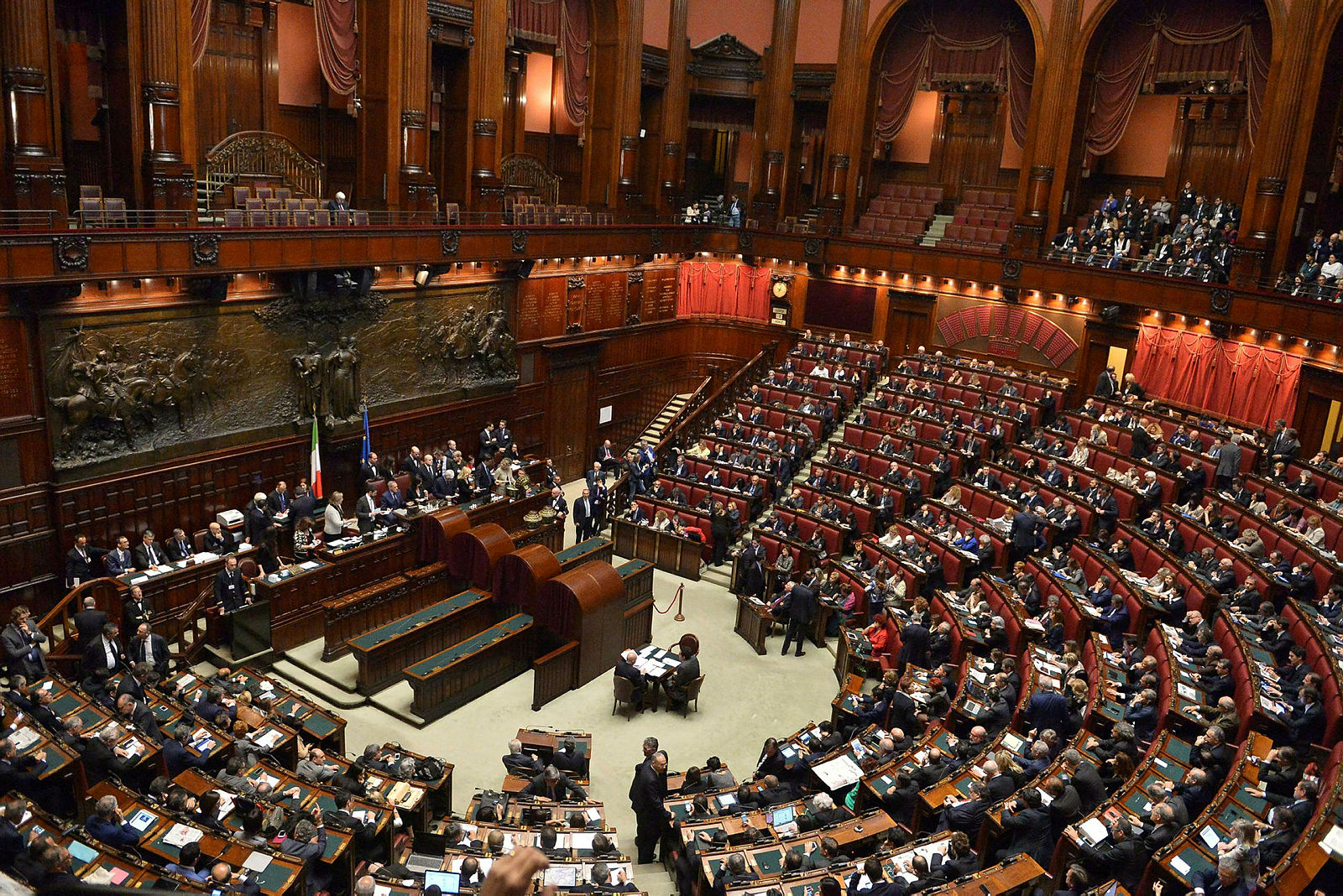 İtalya meclisinde büyük skandal! Cinsel ilişkiye girdiler
