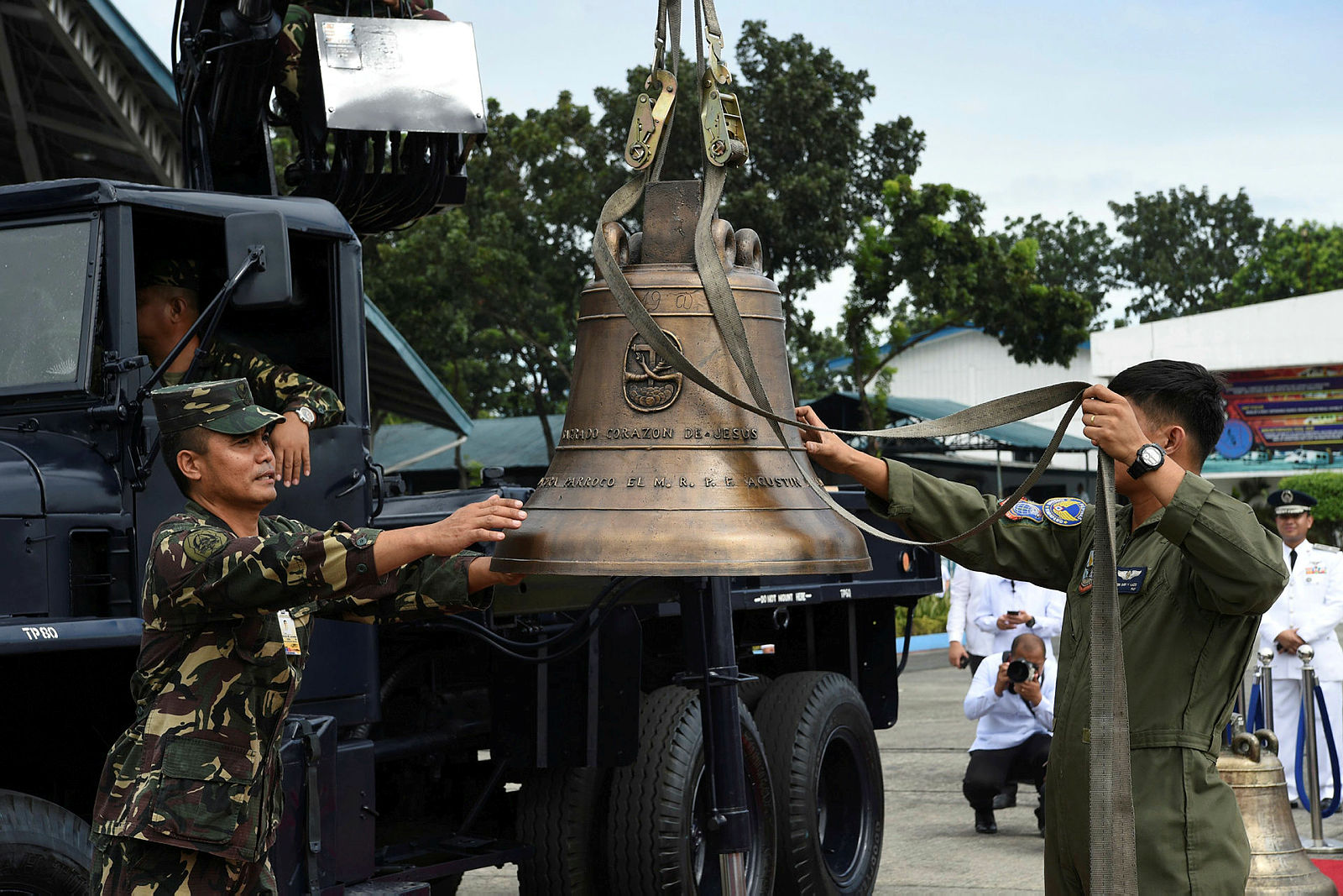 ABD, savaş ganimeti olarak aldığı 3 kilise çanını Filipinler’e iade etti