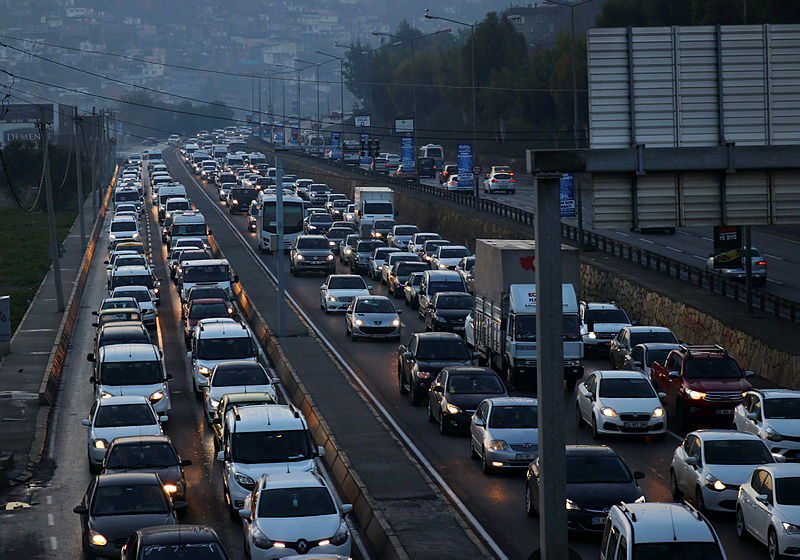 İzmirliler 2 gündür trafik çilesi çekiyor