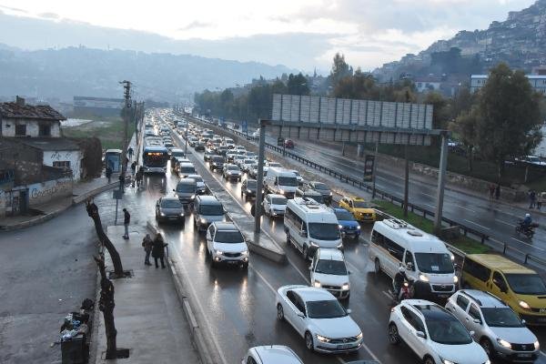 İzmirliler 2 gündür trafik çilesi çekiyor