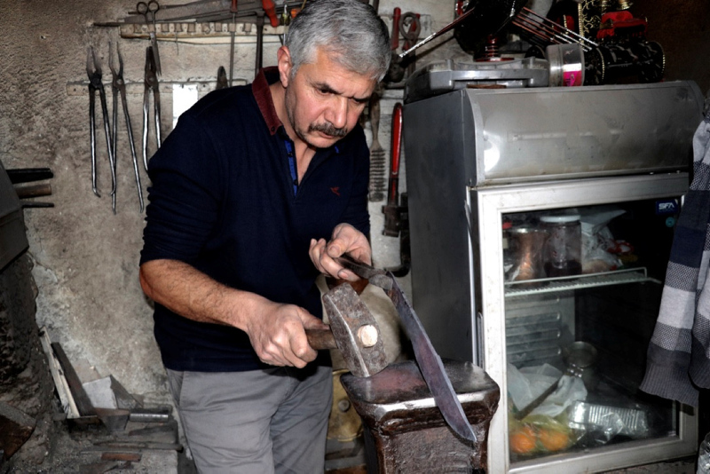 Sivas’ta üretilen demir kesen bıçağa gurbetçilerden yoğun ilgi