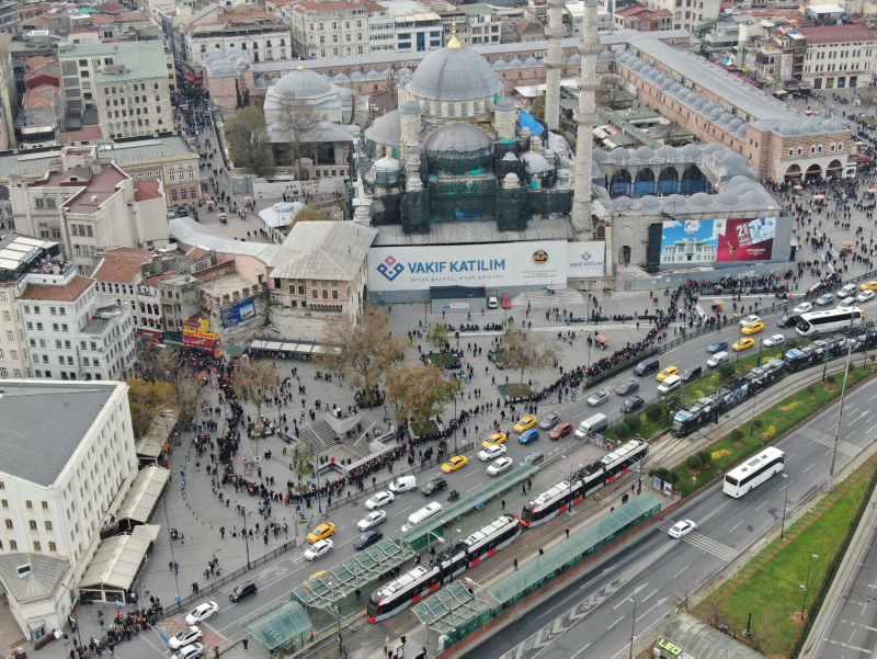 Eminönü’nde oluşan yüzlerce metrelik yılbaşı bileti kuyruğu havadan görüntülendi
