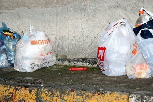 Kızını döven damadını öldürdü