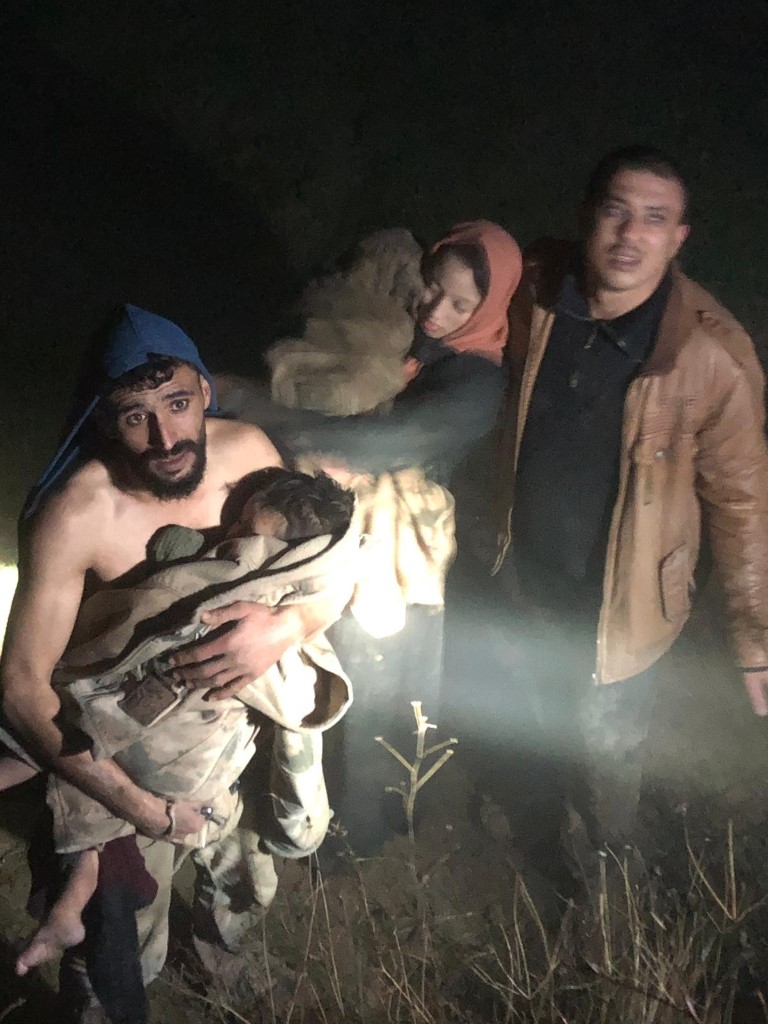 Jandarma ekipleri kaçak mültecileri ölmek üzereyken kurtardı