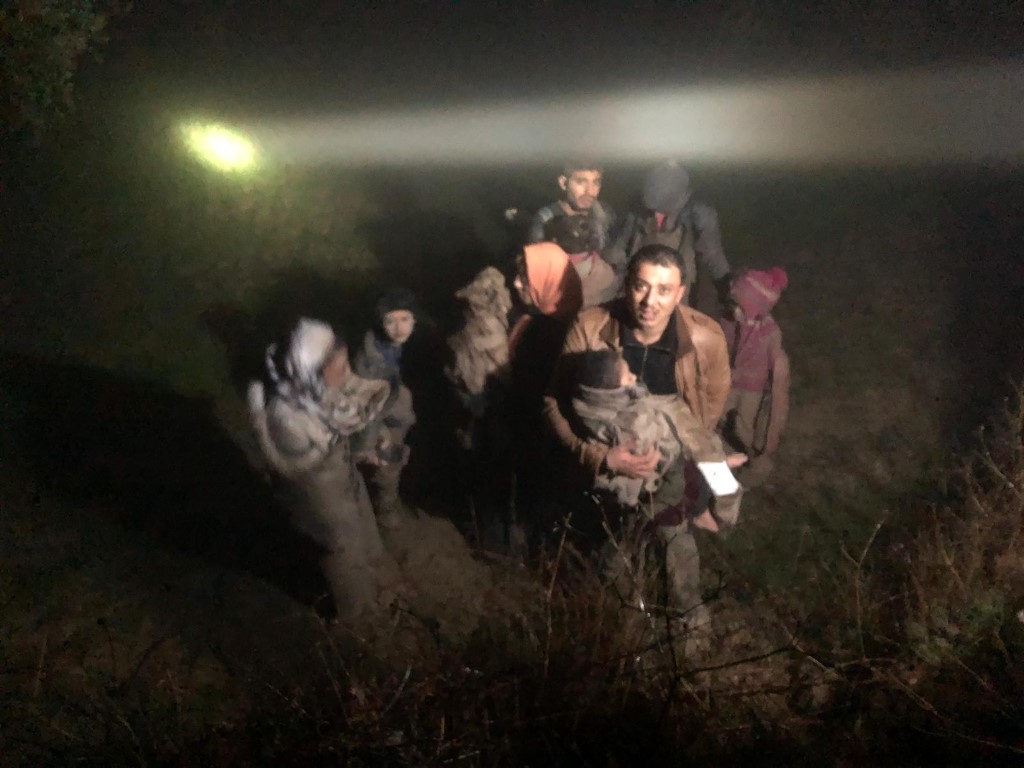 Jandarma ekipleri kaçak mültecileri ölmek üzereyken kurtardı