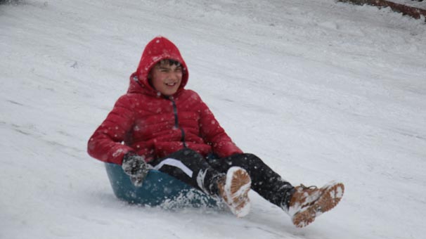 Kar tatili olan il ve ilçeler! 8 Ocak Salı günü okullar tatil olacak mı? İstanbul’da okullar tatil mi?